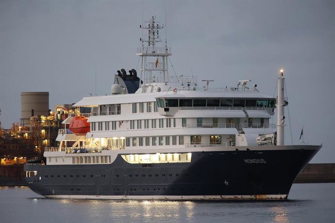 El crucero MV Hondius fondea cerca del puerto de Granadilla, a 10 de mayo de 2026, en Granadilla de Abona, Tenerife, Islas Canarias (España).