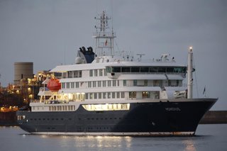 El crucero MV Hondius fondea cerca del puerto de Granadilla, a 10 de mayo de 2026, en Granadilla de Abona, Tenerife, Islas Canarias (España). El operativo de evacuación del crucero MV Hondius con hantavirus está dispuesto para comenzar las operaciones de 