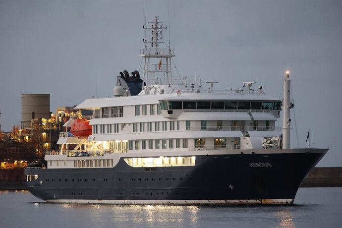 O navio de cruzeiro MV Hondius está ancorado perto do porto de Granadilla, em 10 de maio de 2026, em Granadilla de Abona, Tenerife, Ilhas Canárias (Espanha). A operação de evacuação do navio de cruzeiro MV Hondius, devido ao hantavírus, está pronta para d