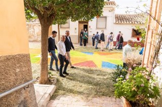 El presidente de la Diputación, José Antonio García Alcaina, y el consejero de Agricultura, Ramón Fernández-Pacheco, junto al alcalde de la localidad, José Juan Martínez, visitando las calles engalanadas por la festividad de la Virgen de Fátima.