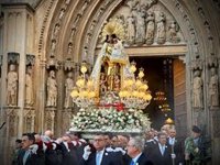 Una lluvia de pétalos en la procesión general pone el broche de oro al día grande de la patrona de la ciudad de València