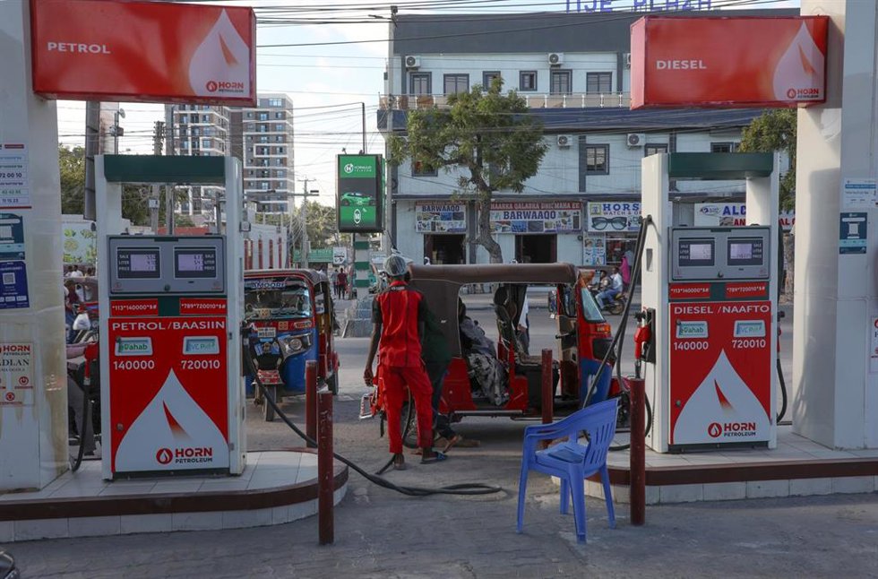 Archivo - Imagen de archivo de una gasolinera en Mogadiscio (Somalia) 