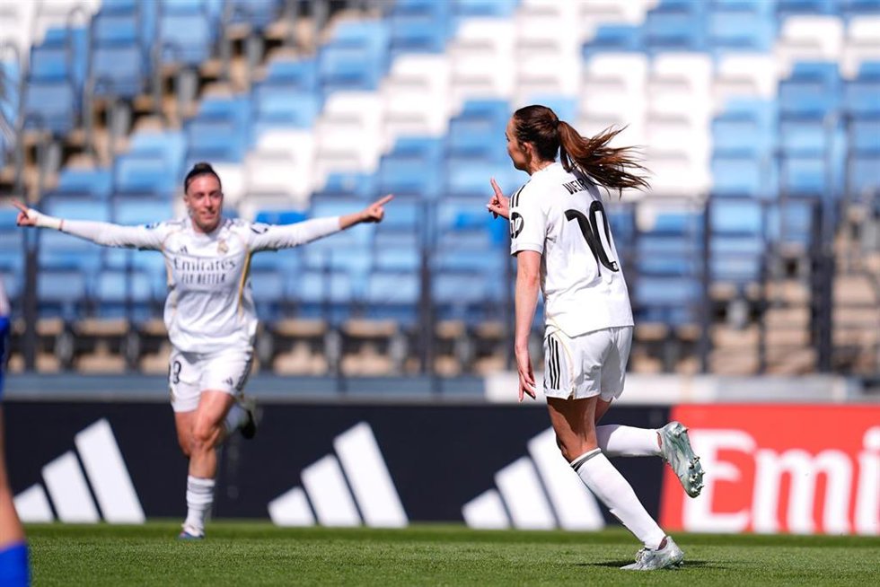 Caroline Weir celebra su gol en el Real Madrid-Atlético de Madrid de la Liga F Moeve 25-26