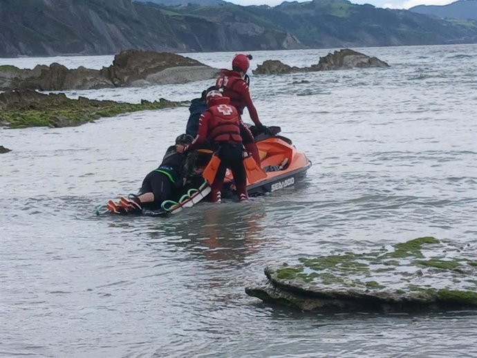 Los Servicios de Emergencia de Euskadi rescatan a una más de una veintena de excursionistas atrapados en el Flysch de Zumaia