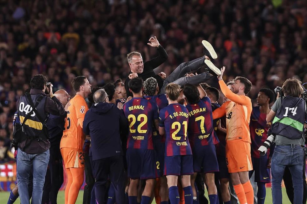 Los jugadores del FC Barcelona mantean a Hansi Flick durante la celebración del título tras el partido de LaLiga EA Sports ante el Real Madrid CF en el Spotify Camp Nou de Barcelona, el 10 de mayo de 2026