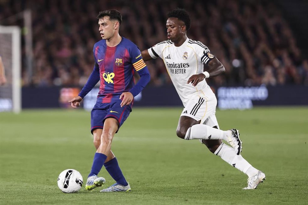 Pedri (FC Barcelona) delante de Vinícius Jr. en El Clásico del Spotify Camp Nou del 10 de mayo de 2026