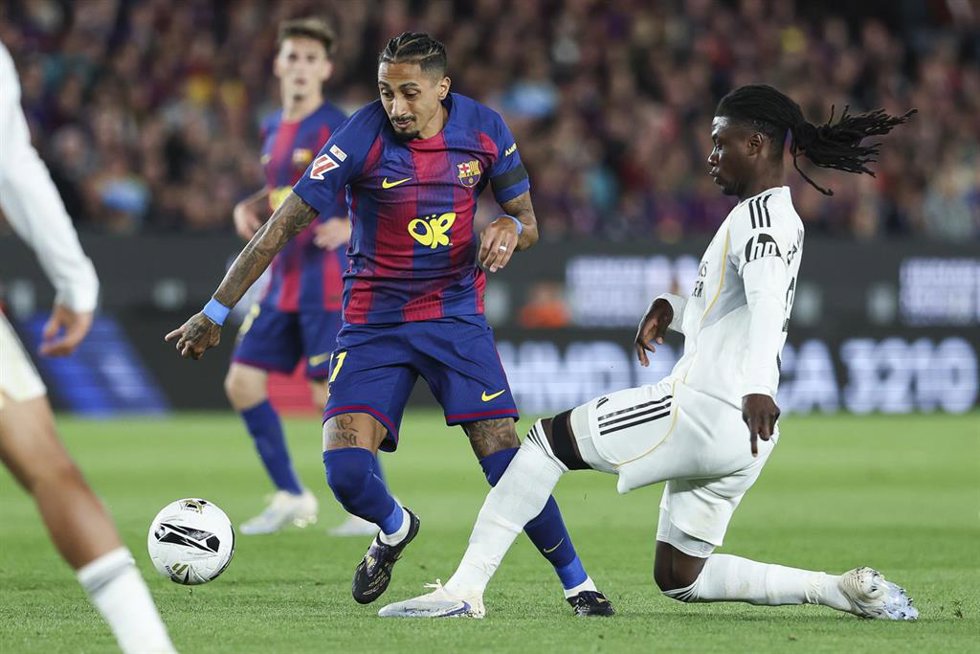 Raphinha del FC Barcelona y Eduardo Camavinga del Real Madrid, durante el partido de LaLiga EA Sports disputado en el Spotify Camp Nou de Barcelona el 10 de mayo de 2026