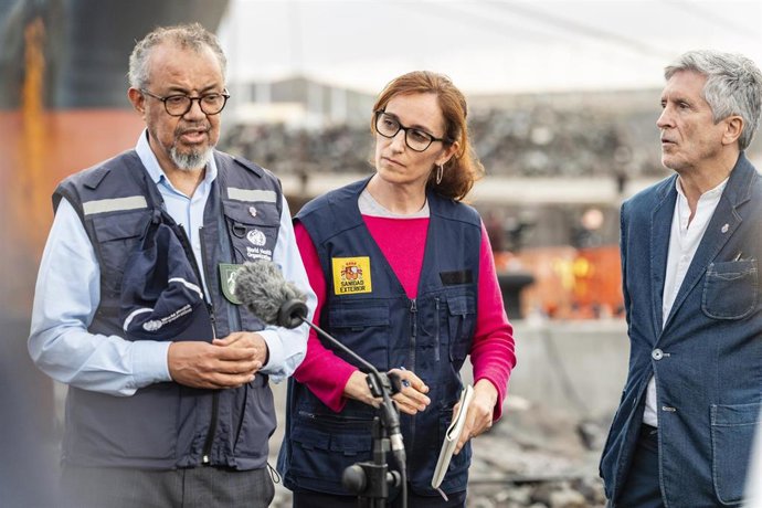 (I-D) El director general de la Organización Mundial de la Salud (OMS), Tedros Adhanom Ghebreyesus; la ministra de Sanidad, Mónica García; y el ministro del Interior, Fernando Grande-Marlaska; atienden a los medios en el puerto de Granadilla.