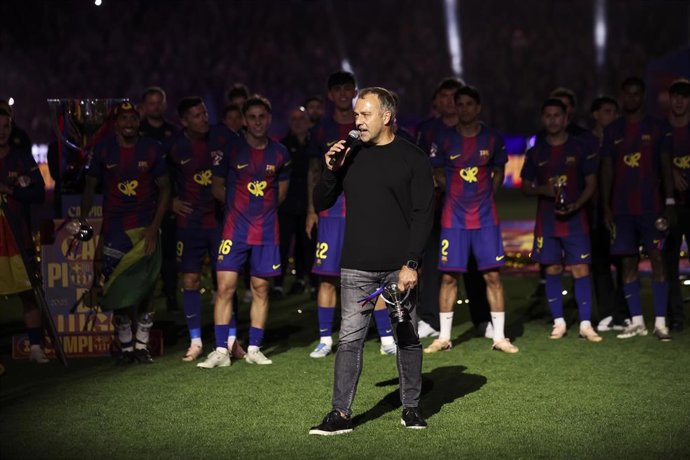 Hansi Flick, entrenador del FC Barcelona, celebra junto a sus compañeros el trofeo de campeón de LaLiga EA Sports tras el partido ante el Real Madrid en el Spotify Camp Nou el 10 de mayo de 2026