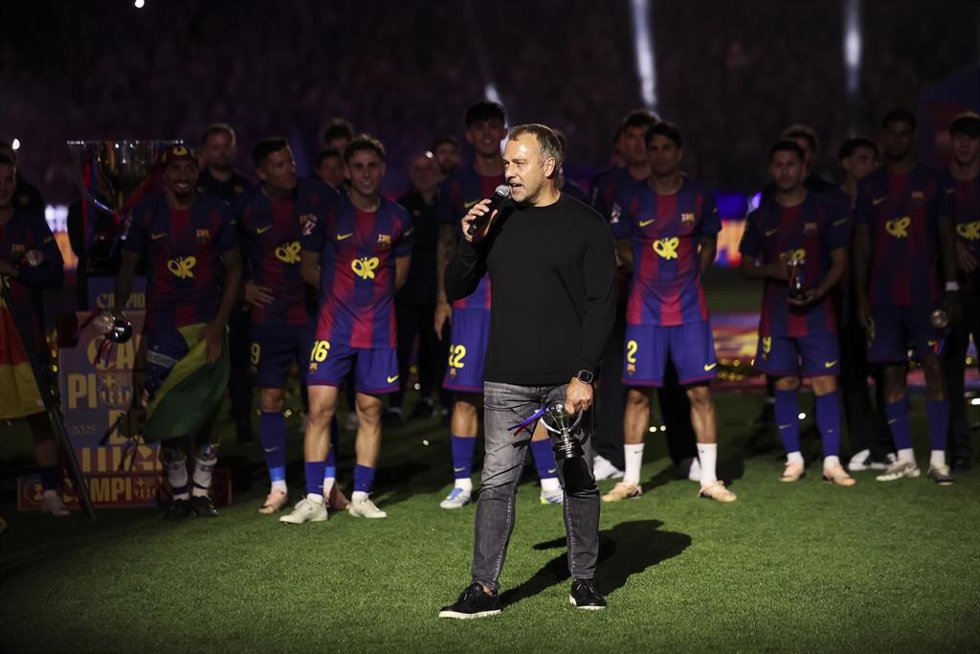 Hansi Flick, entrenador del FC Barcelona, celebra junto a sus compañeros el trofeo de campeón de LaLiga EA Sports tras el partido ante el Real Madrid en el Spotify Camp Nou el 10 de mayo de 2026