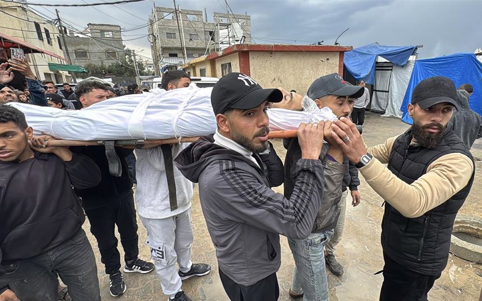 Archivo - Imagen de archivo de un palestino fallecido por un ataque de Israel contra el campo de Al Maghazi