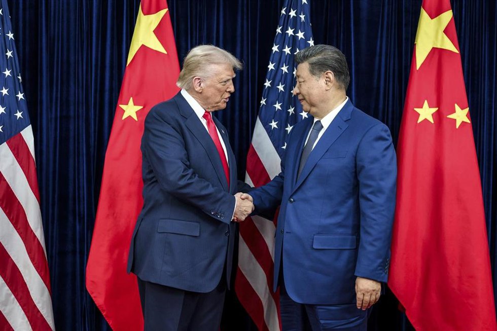 Archivo - El presidente de Estados Unidos, Donald Trump, junto a su homólogo en China, Xi Jinping, durante su encuentro en 2025 en la ciudad surcoreana de Busan