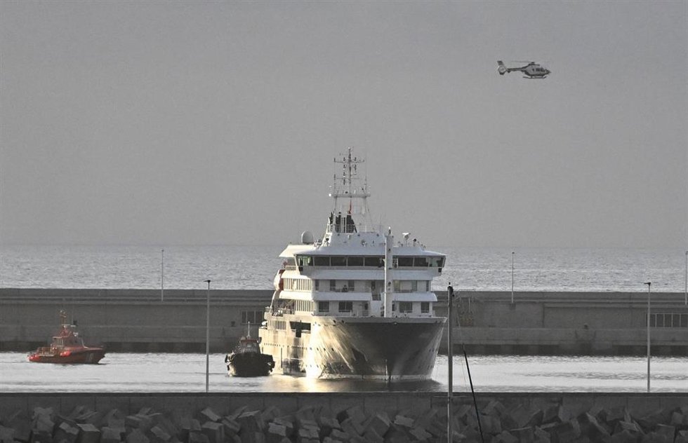 Preparativos de la evacuación del crucero 'MV Hondius', afectado por el hantavirus, en el puerto de Granadilla, en la isla española de Tenerife
