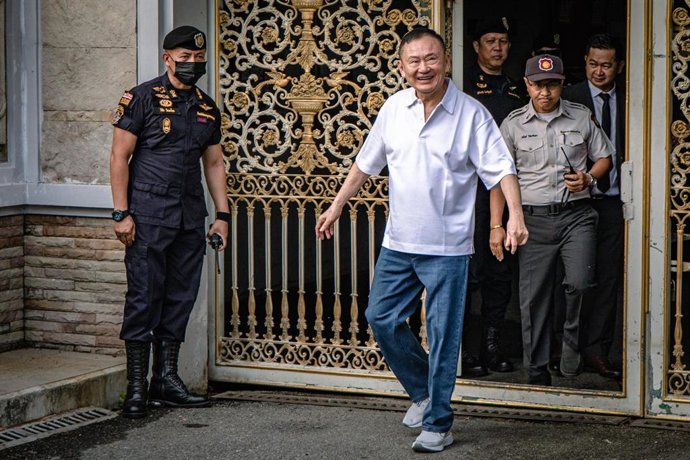 El ex primer ministro de Tailandia Thaksin Shinawatra sale de la prisión central de Klong Prem en Bangkok