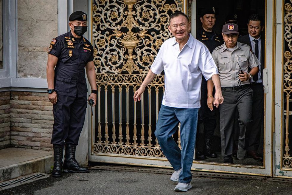 El ex primer ministro de Tailandia Thaksin Shinawatra sale de la prisión central de Klong Prem en Bangkok