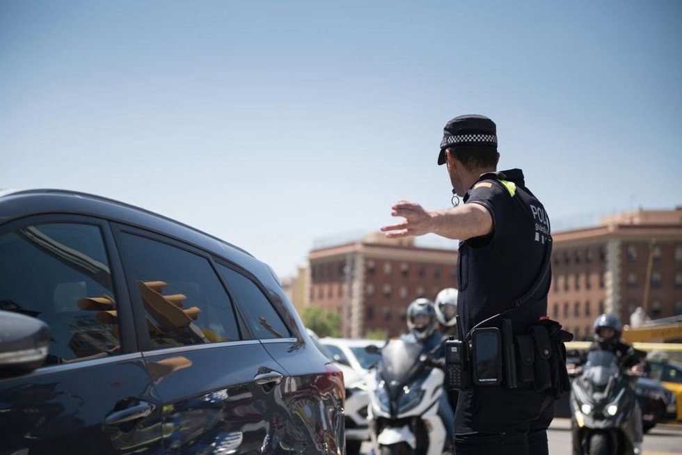 Un agente de la Guardia Urbana de Barcelona regula el tráfico en la ciudad