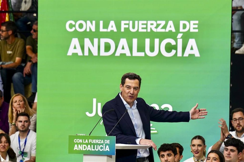 El presidente del PP de Andalucía y candidato a la reelección de la Presidencia de la Junta, Juanma Moreno, durante un acto de campaña. a 10 de mayo de 2026 en Málaga (Andalucía, España)