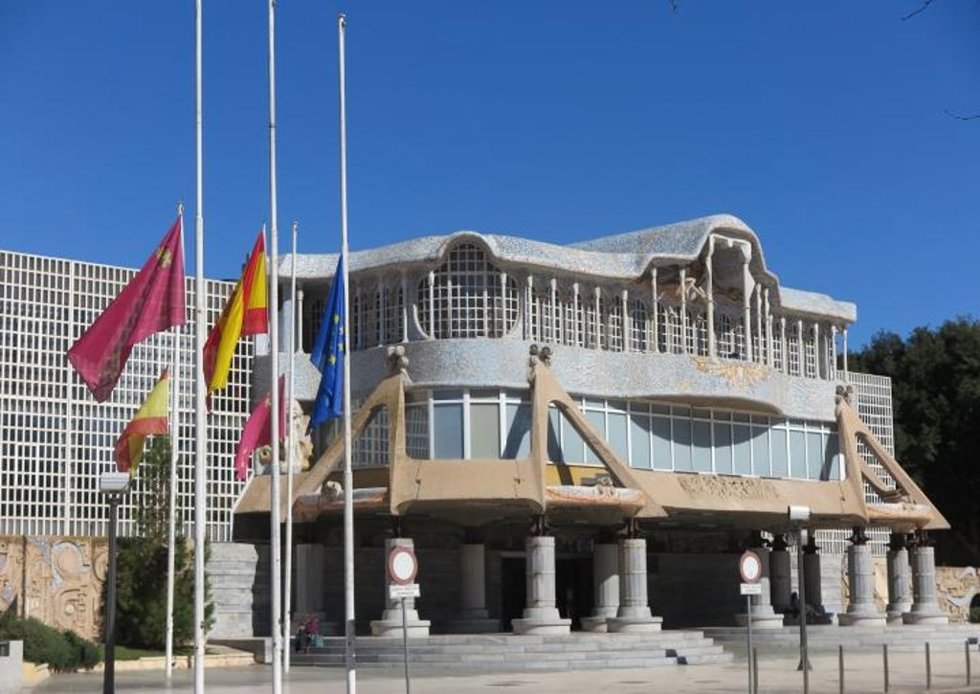 Banderas a media asta en la Asamblea Regional por el fallecimiento del alcalde de Murcia, José Ballesta