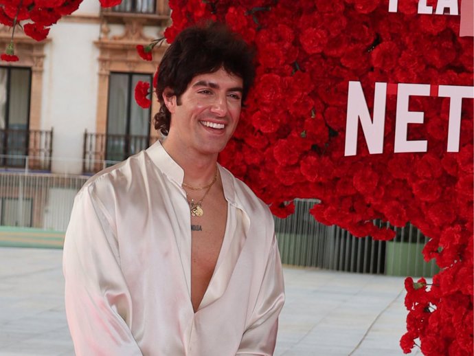 El cantante Álvaro de Luna posa en la alfombra roja de la Premiere Global de 'Berlín y La Dama del Armiño' de Netflix. A 08 de mayo de 2026, en Sevilla (Andalucía, España).