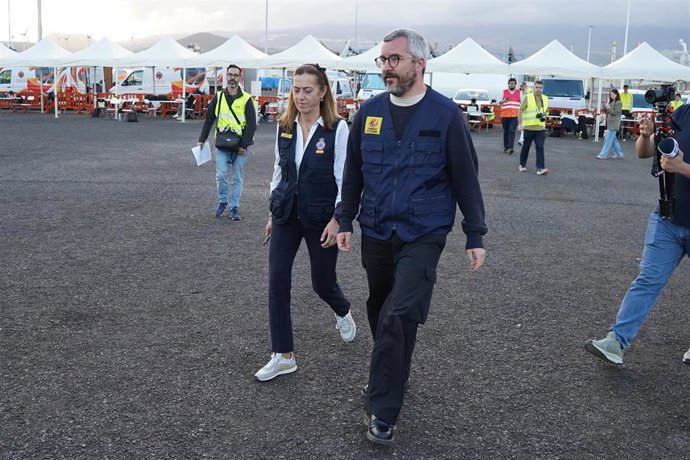 El secretario de Estado de Sanidad, Javier Padilla, y la secretaria general de Protección Civil y Emergencias, Virginia Barcones, a su llegada para atender a los medios de comunicación, en el puerto de Granadilla, Tenerife.