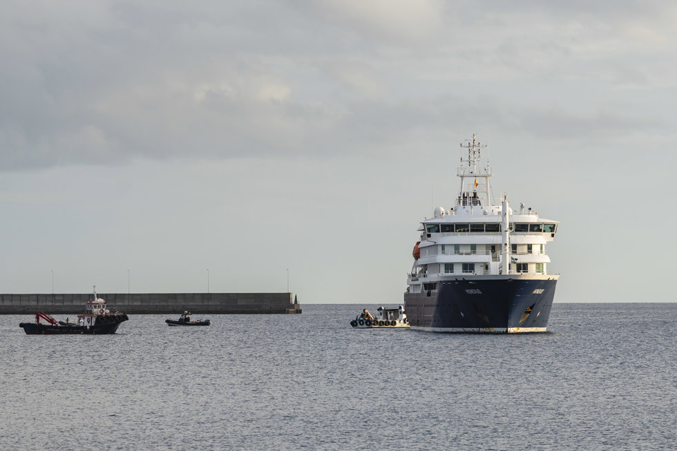 Evacuación en lancha de pasajeros a bordo del crucero MV Hondius fondeado cerca del puerto de Granadilla, a 10 de mayo de 2026, en Granadilla de Abona, Tenerife, Islas Canarias (España).