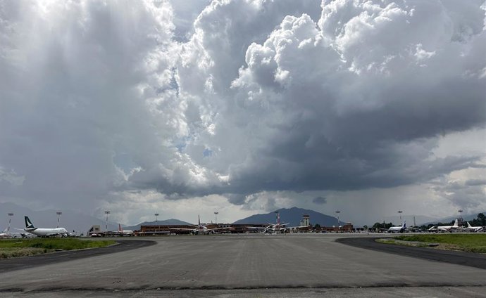 Archivo - July 24, 2025: Aircrafts of international and domestic carriers are seen stationed and taxiing, showcasing the growing air traffic and connectivity at Tribhuvan International Airport, Kathmandu in Nepal on July 24, 2025. The Civil Aviation Autho