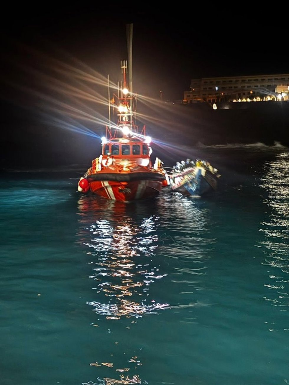 La salvamar Diphda de Salvamento Marítimo en La Restinga (El Hierro)