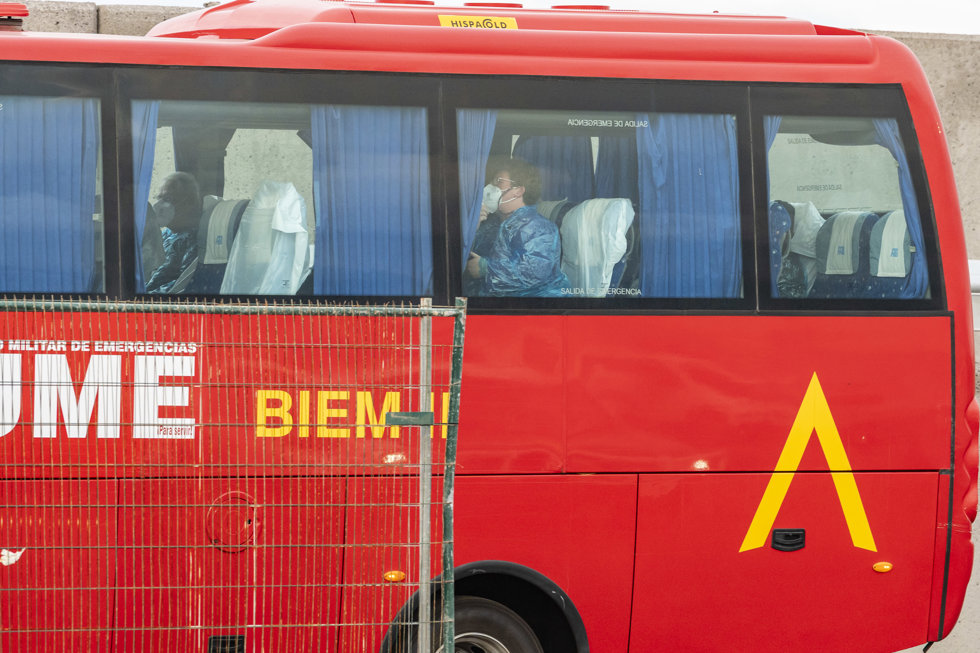 Pasajeros evacuados del crucero MV Hondius fondeado cerca del puerto de Granadilla suben a los autocares de la UME, a 10 de mayo de 2026, en Granadilla de Abona, Tenerife, Islas Canarias (España).