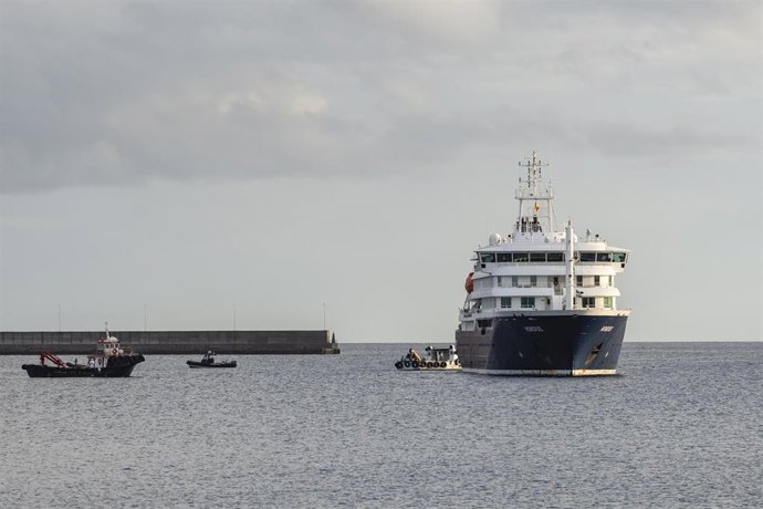Evacuación en lancha de pasajeros a bordo del crucero MV Hondius fondeado cerca del puerto de Granadilla, a 10 de mayo de 2026, en Granadilla de Abona, Tenerife
