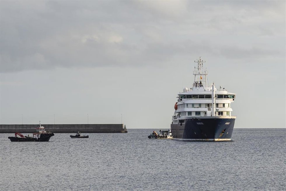 Evacuación en lancha de pasajeros a bordo del crucero MV Hondius fondeado cerca del puerto de Granadilla, a 10 de mayo de 2026, en Granadilla de Abona, Tenerife
