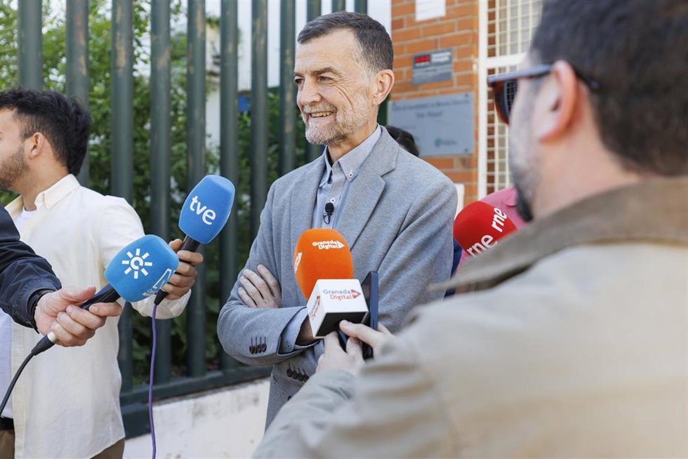 El candidato de Por Andalucía a la Presidencia de la Junta, Antonio Maíllo, atiende a los medios en Granada en un acto de la campaña del 17M
