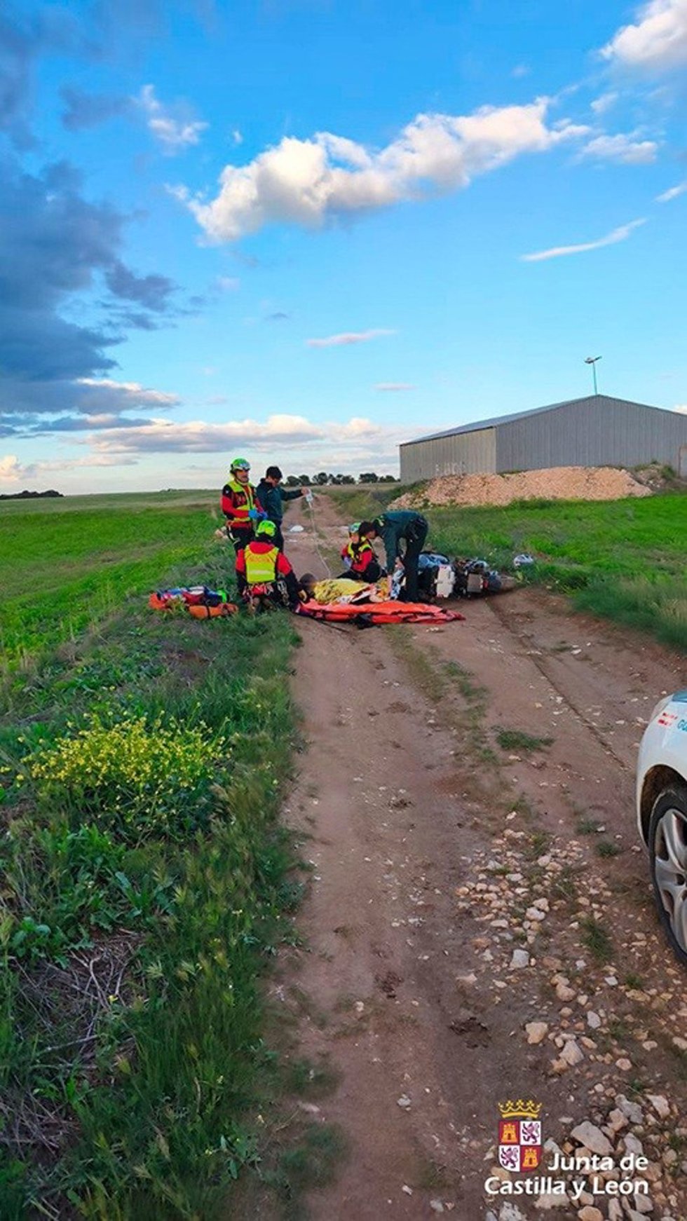 Imagen del rescate al motorista herido en un camino de La Cistérniga