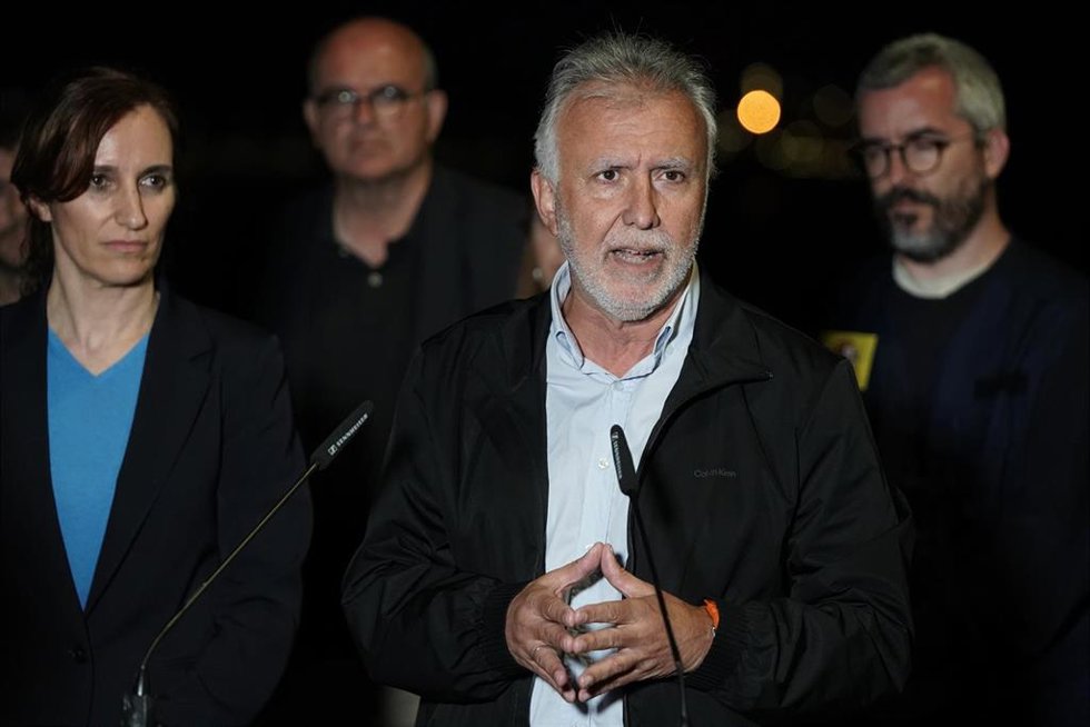 El ministro de Política Territorial y Memoria Democrática, Ángel Víctor Torres, atiende a los medios de comunicación, en el puerto de Granadilla, a 9 de mayo de 2026, en Granadilla de Abona, Tenerife, Islas Canarias (España). El operativo de evacuación de