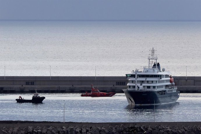 TENERIFE, 10 de maio de 2026  -- Barcos se dirigem ao navio de cruzeiro MV Hondius, afetado pelo hantavírus, no Porto de Granadilla, na ilha de Tenerife, na Espanha, em 10 de maio de 2026. As autoridades espanholas lançaram uma operação no domingo para ev