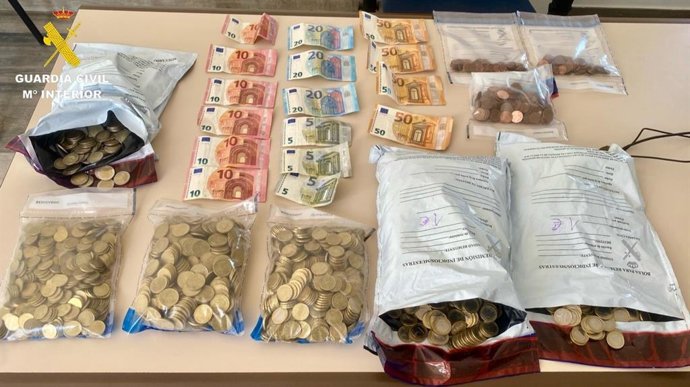 Sutancias estupefacientes y dinero incautado en una vivienda en Mairena del Alcor usada para venta de drogas.