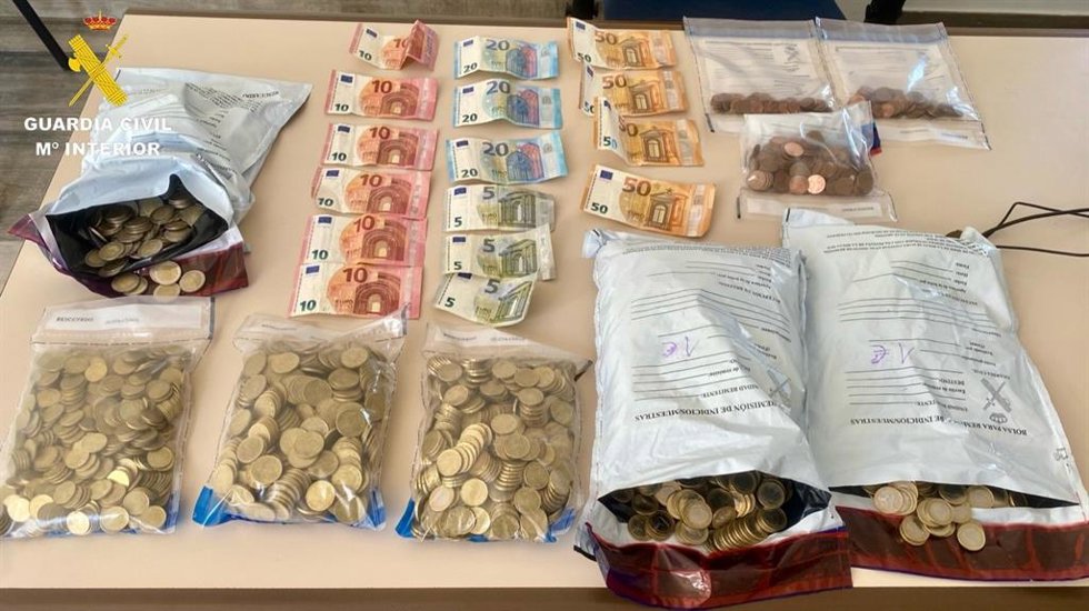 Sutancias estupefacientes y dinero incautado en una vivienda en Mairena del Alcor usada para venta de drogas.