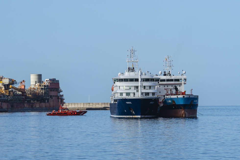 El crucero 'MV Hondius' fondea en el puerto de Granadilla a la espera de repostar y recibir el avituallamiento necesario para viajar a Países Bajos, a 11 de mayo de 2026, en Granadilla de Abona, Tenerife, Islas Canarias (España).