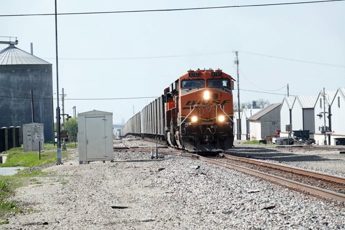 Un tren de carga de BNSF con dirección sur atraviesa el centro de Celina, Texas, el 26 de marzo de 2026.
