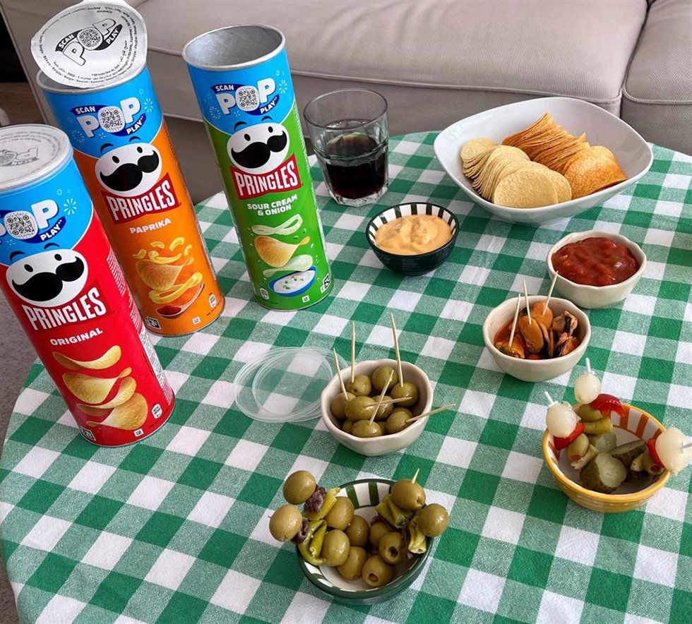 Bodegón de aperitivos Pringles