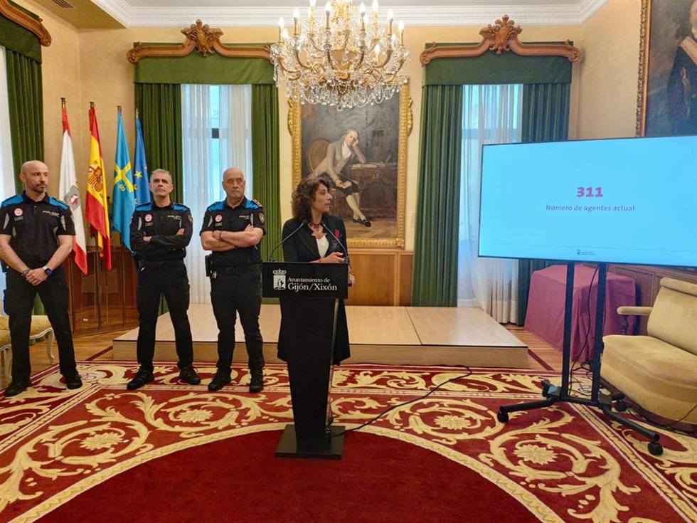 La concejala de Seguridad Ciudadana y Emergencias del Ayuntamiento de Gijón, Nuria Bravo, en rueda de prensa en el Consistorio gijonés.