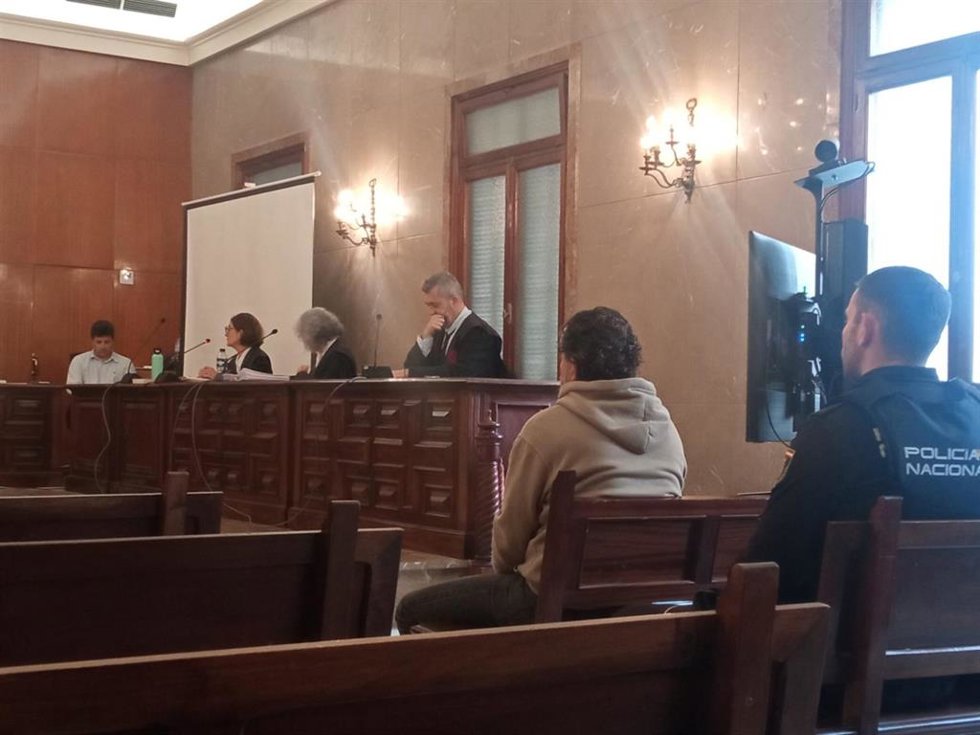 El acusado de asesinar a golpes a su suegra en la Audiencia Provincial de Baleares.