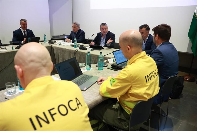 El consejero de Sanidad, Presidencia y Emergencias, Antonio Sanz (3i), preside la reunión del Comité Asesor Regional del Plan Infoca. A 11 de mayo de 2026 en Sevilla (Andalucía, España).  