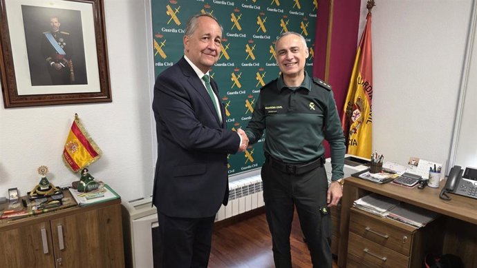 El presidente de la FER, Eduardo de Luis Olloqui, y el Coronel Jefe de la 10ª Zona de la Guardia Civil en La Rioja, Enrique Moure Lavilla, tras la firma del acuerdo entre ambas instituciones