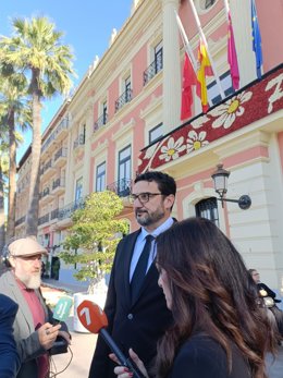 El portavoz del PSOE en el Ayuntamiento de Murcia, Ginés Ruiz, frente al Ayuntamiento de Murcia, que acoge la capilla ardiente del alcalde, José Ballesta