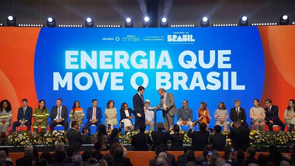 Joao Brito Martins, de pie a la izquierda, durante la firma de la nueva concesión.
