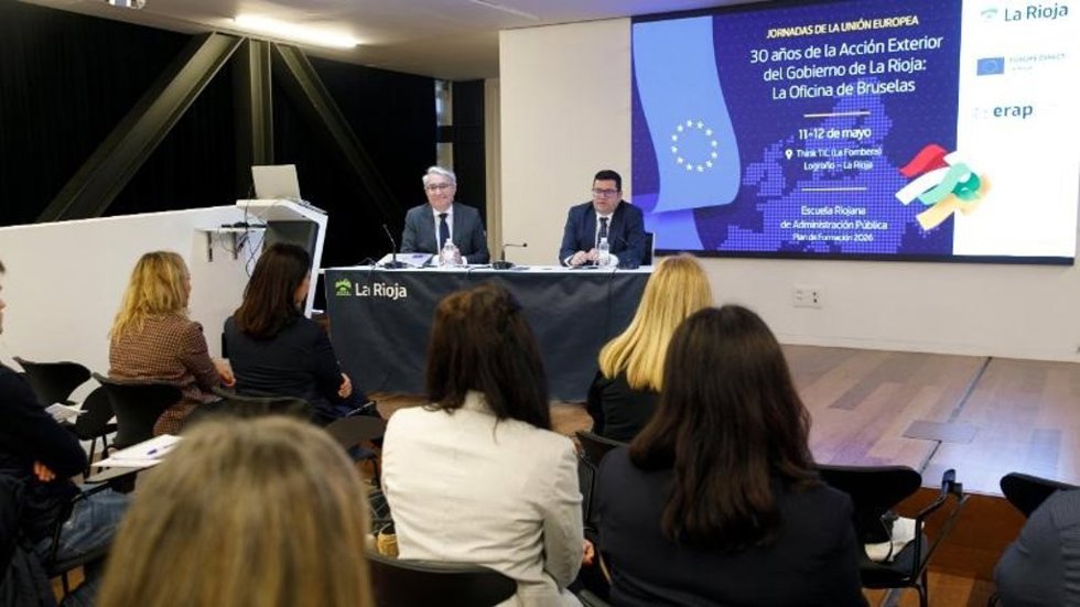 El consejero de Hacienda, Gobernanza Pública, Sociedad Digital y Portavocía, Alfonso Domínguez, inaugura la jornada formativa ‘30 años de la Acción Exterior del Gobierno de La Rioja: la Oficina de Bruselas’, en la que participan diferentes expertos