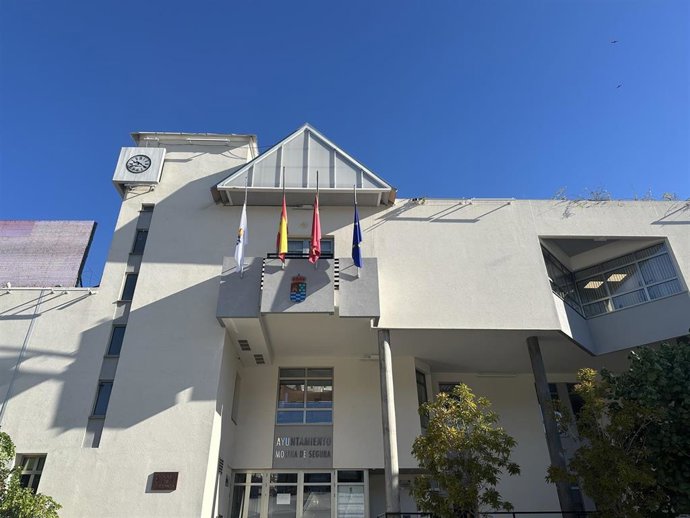 Las banderas ondean a media asta en todos los edificios municipales de Molina de Segura