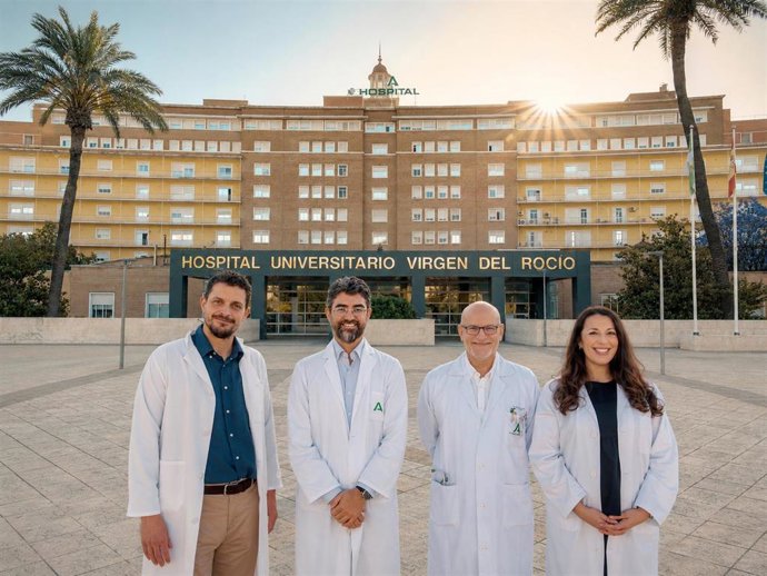 Imagen del equipo de especialistas en Aparato Digestivo del Hospital Universitario Virgen del Rocío, responsables del estudio sobre hígado graso, dirigidos por el doctor Javier Ampuero (2i)