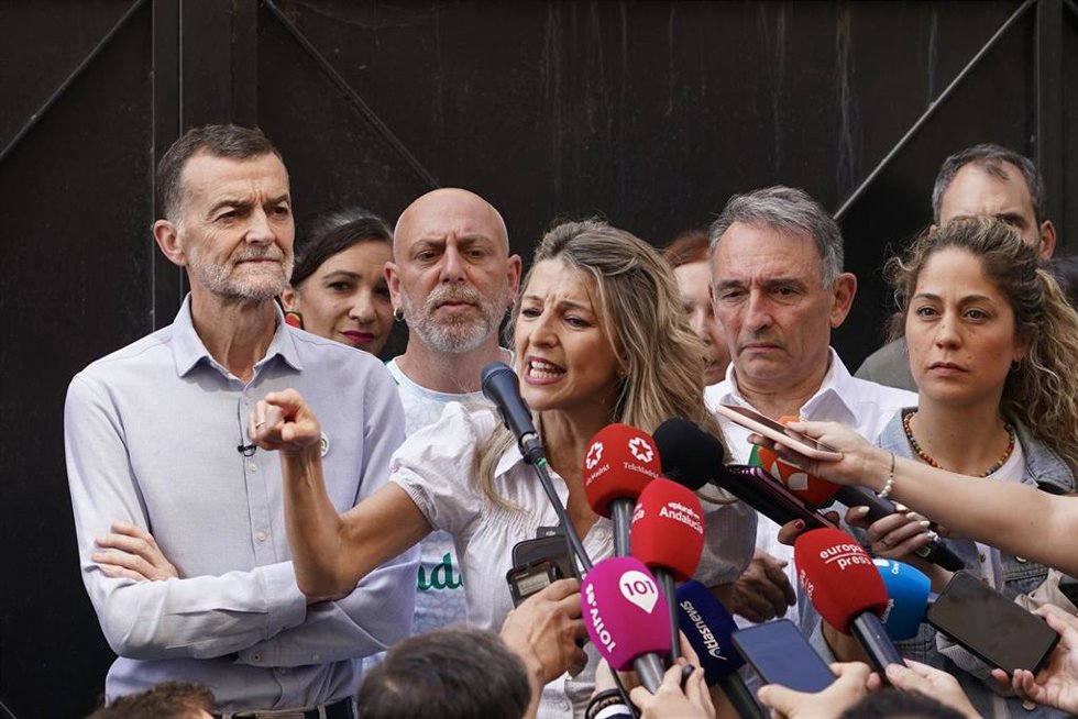 La vicepresidenta segunda del Gobierno y ministra de Trabajo y Economía Social, Yolanda Díaz, atiende a los medios antes de participar en la última manifestación del 1 de mayo junto al candidato de Por Andalucía a la Junta, Antonio Maíllo. Archivo.