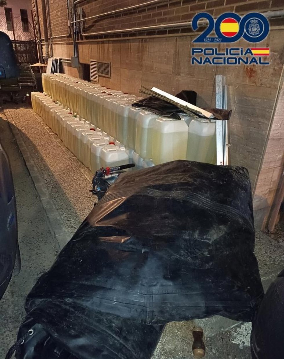 Garrafas de gasolina y una embarcación tipo zodiac intervenidas en Almería en una actuación vinculada al 'petaqueo'.